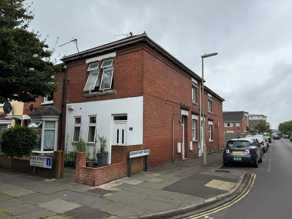 Lot: 158 - TOWN CENTRE FLAT FOR INVESTMENT - The front of the building